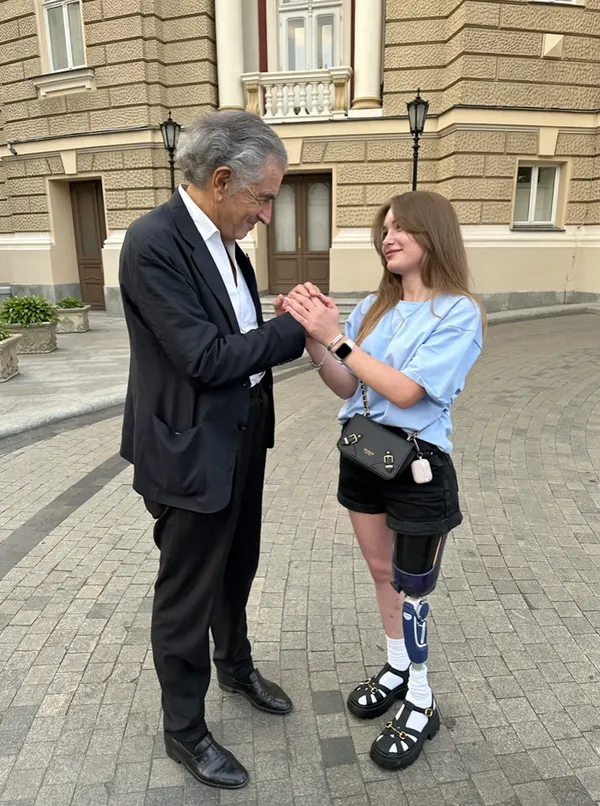 Wounded soldier Ruslana with Bernard-Henri Lévy in Kyiv