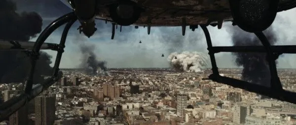 Bushwick - Lucy emerges from a Brooklyn subway to find that her neighbourhood is under attack by black-clad military soldiers. An ex-Marine corpsman, Stupe, reluctantly helps her fight for survival through a civil war, as Texas attempts to secede from the United States of America. 