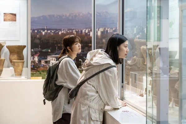 Ai Mikami with Guama Uchida in Remembering Every Night