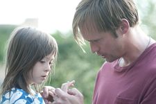 Lincoln (Alexander Skarsgård) with Maisie (Onata Aprile)