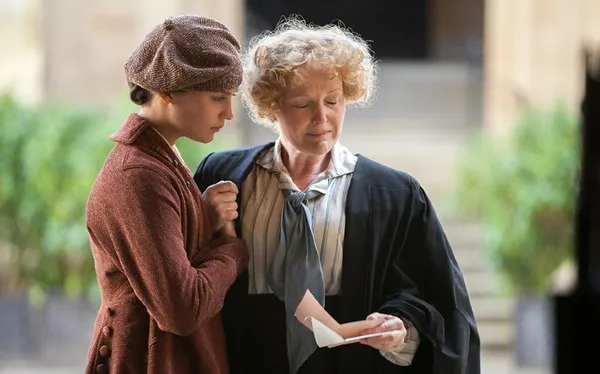 Alicia Vikander and Miranda Richardson in Testament Of Youth