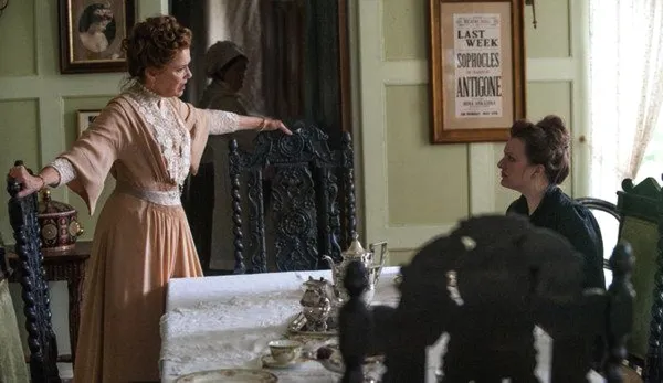 Annette Bening and Elisabeth Moss in The Seagull