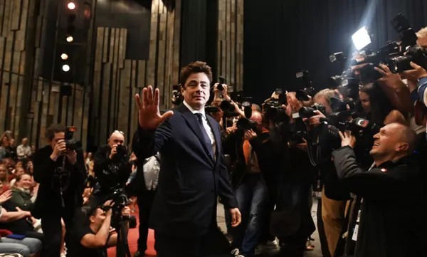 Benicio Del Toro greeting photographers