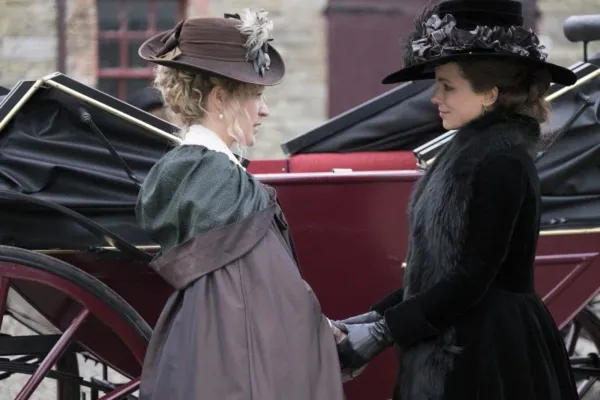 Kate Beckinsale and Chloë Sevigny in Love & Friendship 2