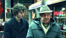 Angus (Dominic Sessa) and Hunham (Paul Giamatti) in the liquor store