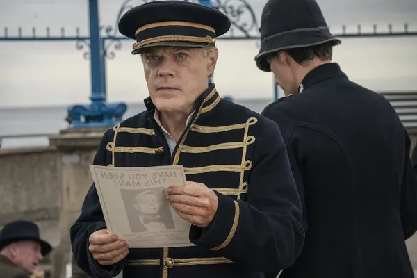 Eddie Izzard in Six Minutes To Midnight 2