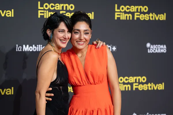 Zar Amir presented Golshifteh Farahani with her award