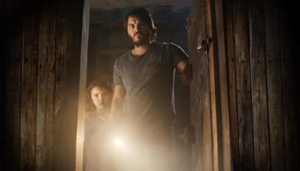 Lexy Kolker and Emile Hirsch in Freaks