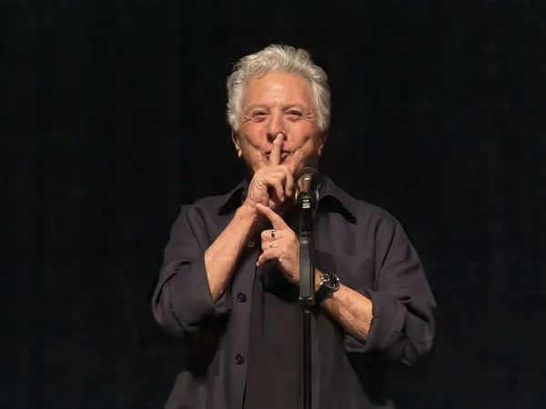 Dustin Hoffman shushes the crowd
