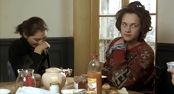 Inês de Medeiros with Laurence Côte in La Bande Des Quatre