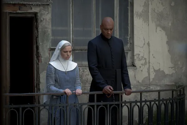 Jacqueline Byers and Colin Salmon in Prey For The Devil