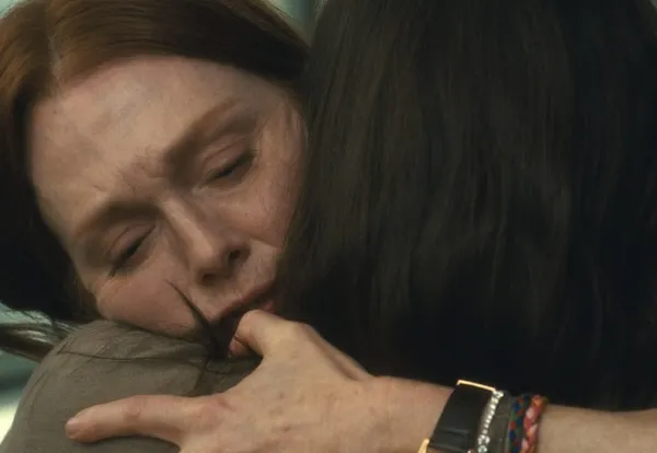 Julianne Moore and Abby Quinn in After The Wedding
