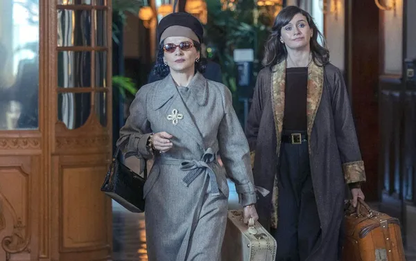 Juliette Binoche with Emily Mortimer in the series The New Look