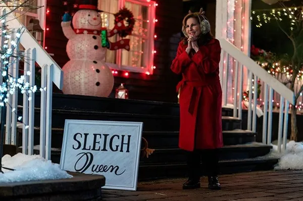 Kathy Najimy in Single All The Way