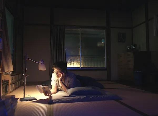 Kôji Yakusho reading in Perfect Days