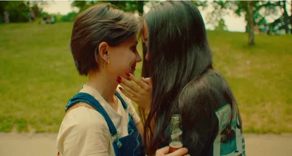 Léa Moret and Elise Tilloloy in Les Buttes Chaumont