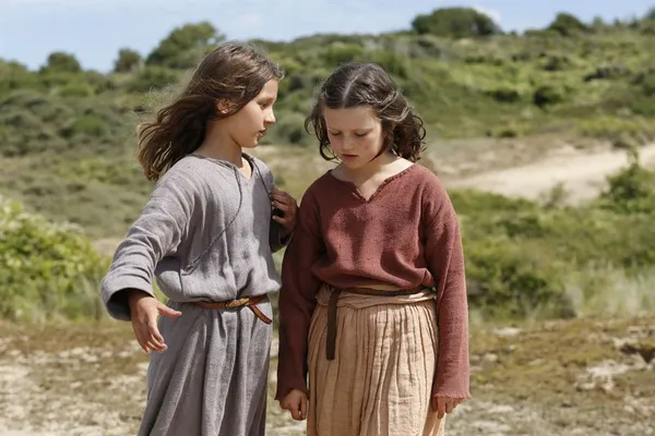 Lise Leplat Prudhomme and Lucile Gauthier in Jeannette, L'Enfance De Jeanne D’Arc