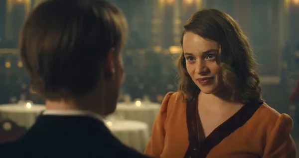 Luna Wedler and Louis Hofmann in The Forger
