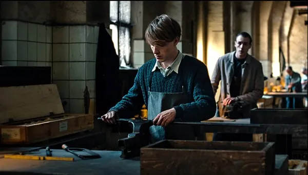 Louis Hofmann in The Forger 4