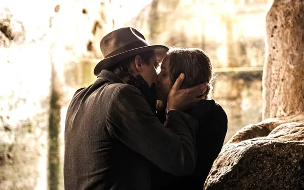 Luca Marinelli and Jessica Cressy in Martin Eden 2