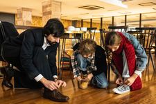 Aldo (Luigi Lo Cascio) with the children older Sandro (Giovannino Esposito) and Anna (Sveva Esposito) lacing up