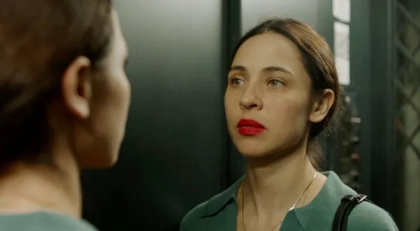 Isabel Aimé González Sola as Lina in The Currents