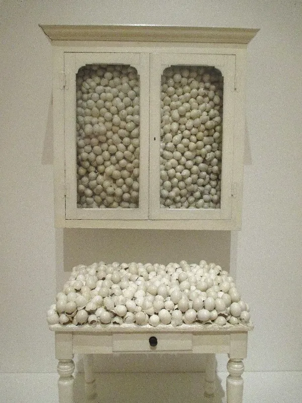 Armoire blanche et table blanche