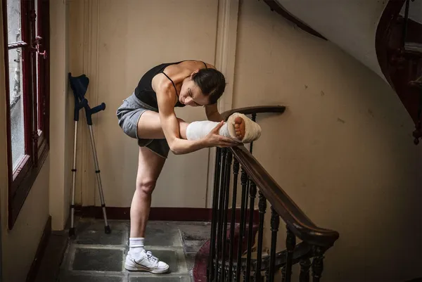 Marion Barbeau wearing a cast in Rise