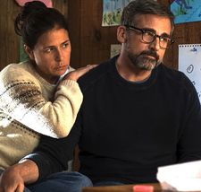 David (Steve Carell) with his second wife Karen (Maura Tierney), the mother of Jasper (Christian Convery), and Daisy (Oakley Bull)