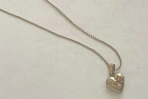 Necklace in Election and The Holdovers