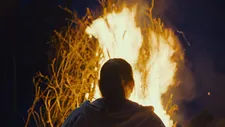 Simi (Nina Katlein) at the pyre