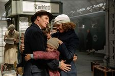 The father Arthur Kemper (Oliver Masucci) reunited with his son Max (Marinus Hohmann), wife Dorothea (Carla Juri), and daughter Anna (Riva Krymalowski)