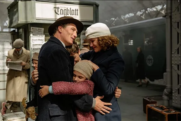 Oliver Masucci), Marinus Hohmann, Carla Juri and Riva Krymalowski in When Hitler Stole Pink Rabbit