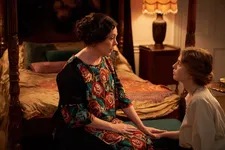Clarrie Niven (Olivia Colman) with Jane Fairchild (Odessa Young)