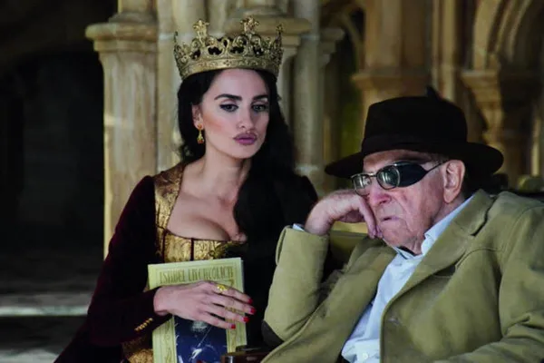 Penélope Cruz and Clive Revill in The Queen Of Spain