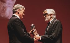 Viggo Mortensen receives the President’s Award from Festival head Jiří Bartoška
