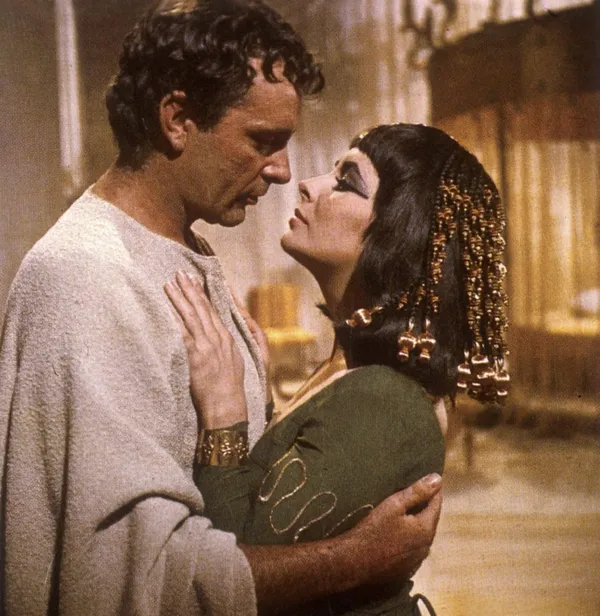 Richard Burton embraces Elizabeth Taylor in Cleopatra