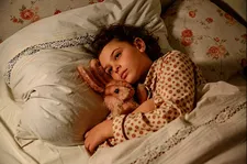 Caroline Link on Anna (Riva Krymalowski) with her pink rabbit: “It took us forever to make a decision which rabbit to take.”