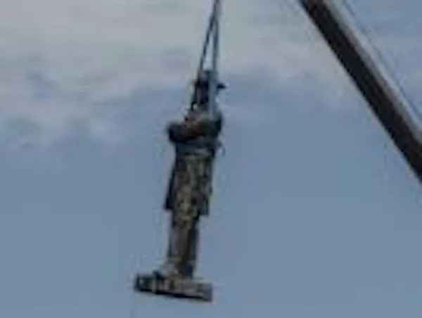 A Robert E Lee statue in New Orleans being removed