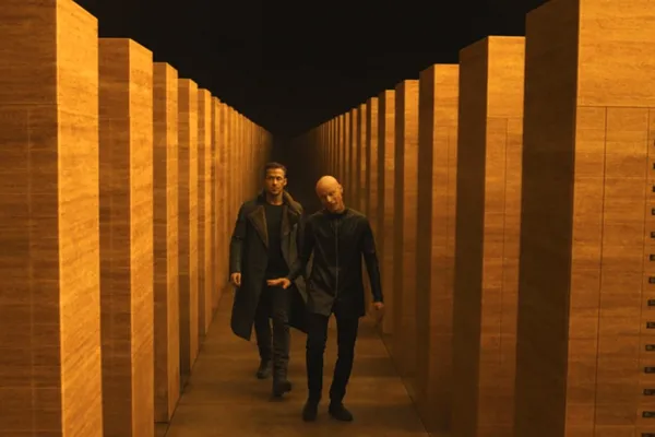 Ryan Gosling and Tómas Lemarquis in Blade Runner 2049