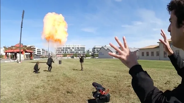 Stéphane, early explosion scene