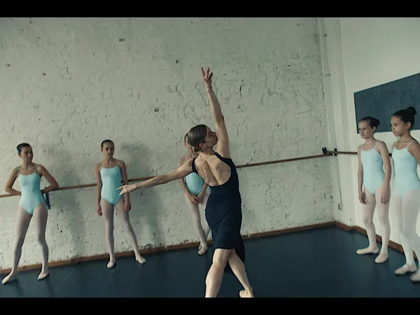 Grand Jeté’s director Isabelle Stever on Sarah Nevada Grether, who studied with John Neumeier and was a member of the Stuttgart Ballet. “It was in a way my desired cast for this role because I was looking for a woman that I cannot immediately put in a drawer …”