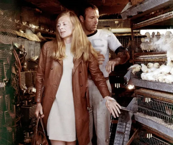 Shirley Knight with James Caan in The Rain People