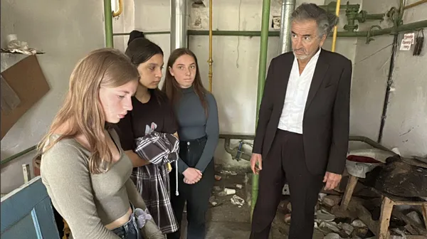 Teenagers with Bernard-Henri Lévy in Yahidne