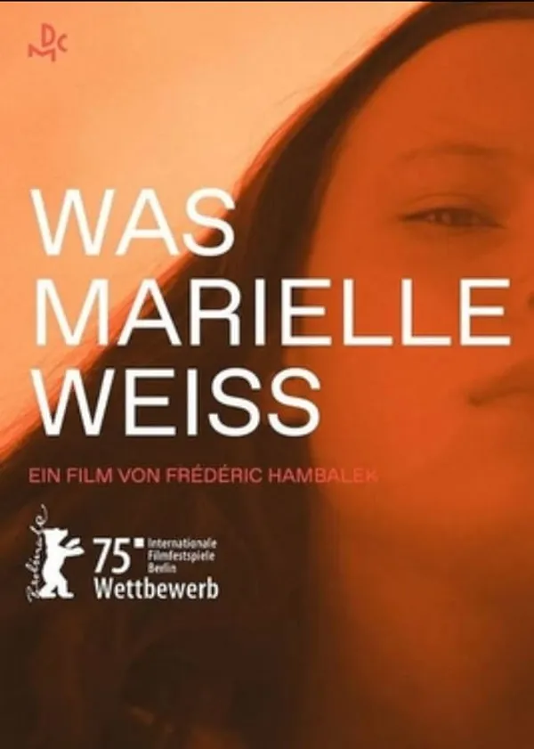 A poster from the film What Marielle Knows. The blurry face of a white girl in a haze of warm light, overlaid by the words 'Was Marielle Weiß'.