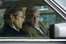 Willem Dafoe as Tommy Brue with Philip Seymour Hoffman as Günther Bachmann
