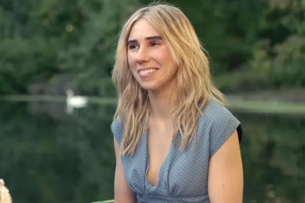 Zosia Mamet with a mute swan