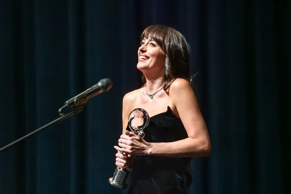 Dakota Johnson clutching her President's Award
