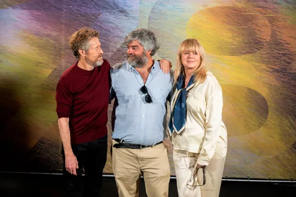 Willem Dafoe, Miguel Ángel Jiménez and Emma Suarez in a group shot