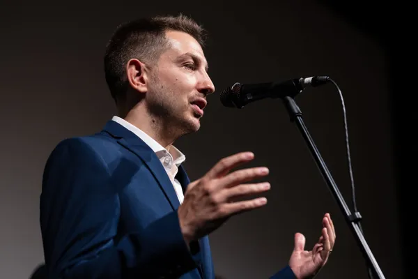 Michele Fiascaris speaking to an audience